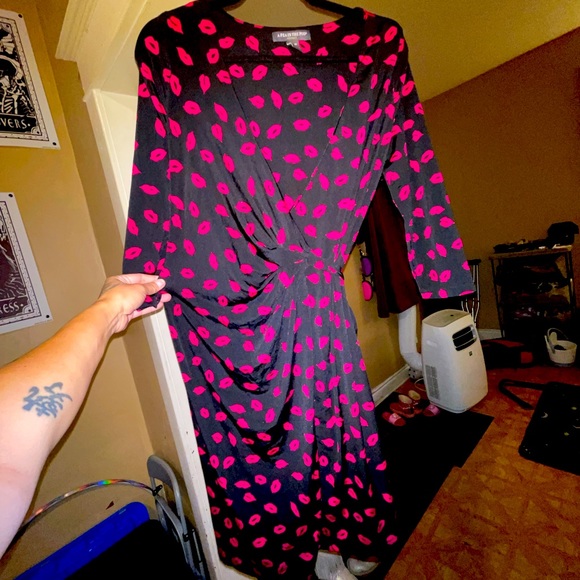 Lip print wrap around low cut midi maternity dress. - Picture 2 of 4